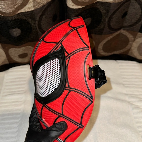 DISNEYPARKS MARVEL EXCLUSIVE- SPIDERMAN LIGHT UP BRAIN 😆 AND TALKING MASK - Picture 7 of 10